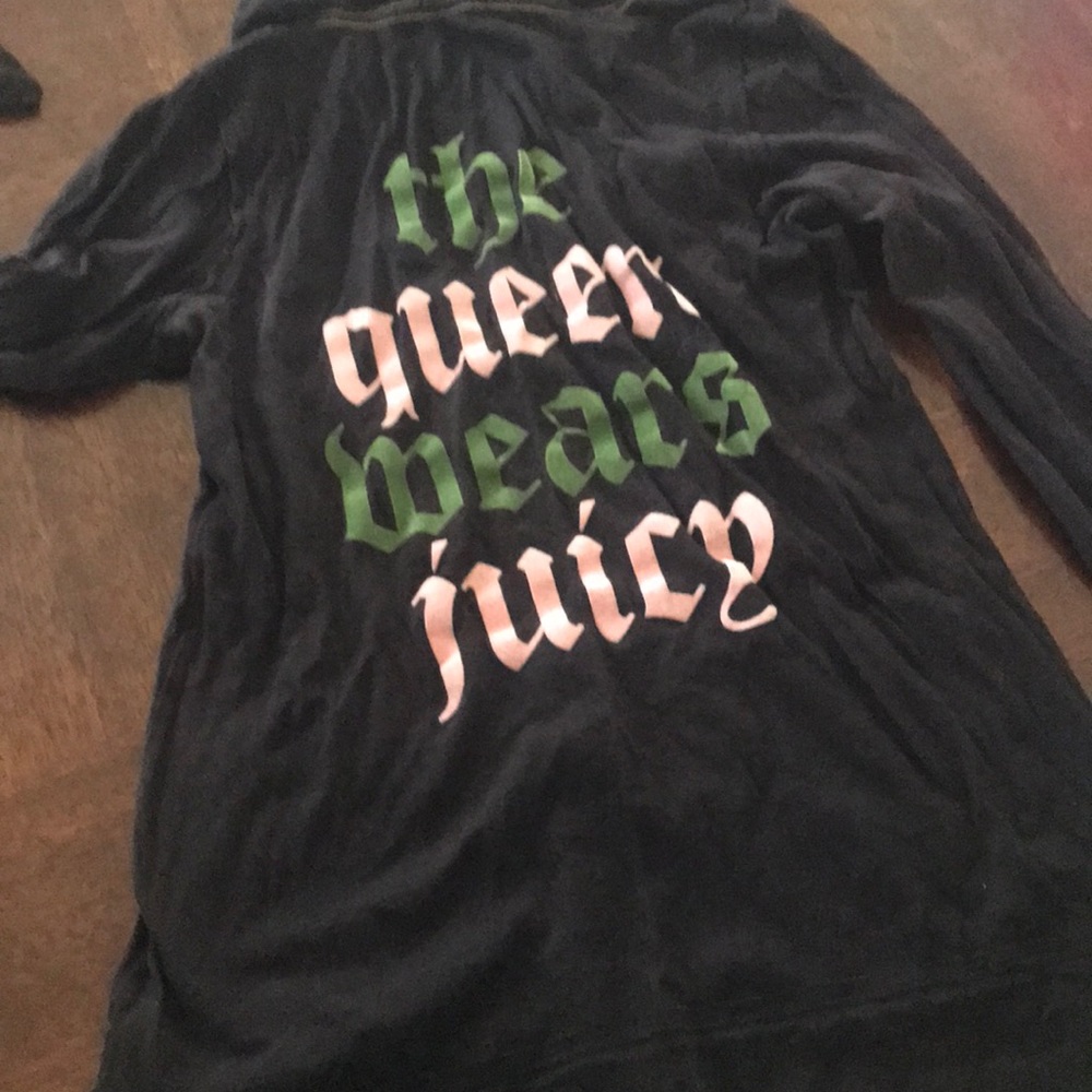 “The queen wears juicy”
